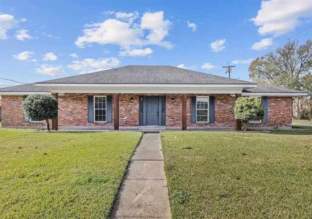 Photo 1 of Sale Pending at 300 Robert Lee Cir, Lafayette, LA 70506 | MLS# 21315990 | Listing updated on 2026-07-28