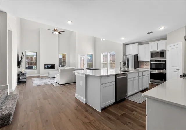 Photo 4 of Single family home for sale at 300 Breeds Hill Rd, Little Elm, TX 75068 | MLS# 21322241 | Listing updated on 2026-09-01