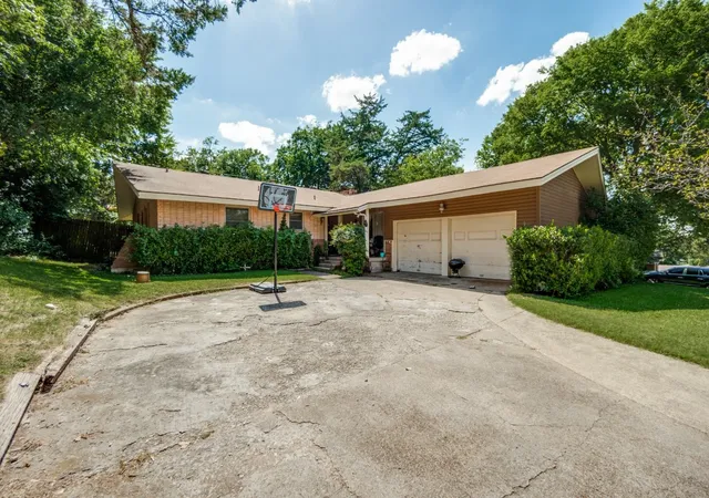 Photo 1 of Sale Pending at 5511 Singing Hills Dr, Dallas, TX 75241 | MLS# 21296114 | Listing updated on 2026-07-27