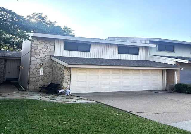Townhouse for sale at 2969 Country Pl Cir, Carrollton, TX 75006 | MLS# 21318688