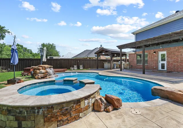 Photo 2 of Single family home for sale at 121 Sunset Ln, Whitewright, TX 75491 | MLS# 21321938 | Listing updated on 2026-07-12