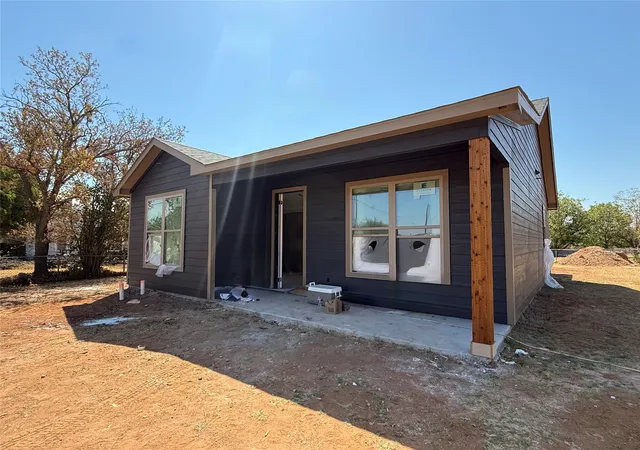 Photo 3 of Single family home for sale at 414 E Belknap St, Jacksboro, TX 76458 | MLS# 21316494 | Listing updated on 2026-09-16
