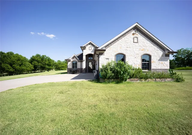 Photo 1 of Single family home for sale at 135 Turnberry Ln, Corsicana, TX 75110 | MLS# 21322384 | Listing updated on 2026-08-22