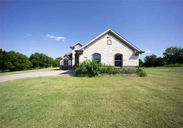 Photo 2 of Single family home for sale at 135 Turnberry Ln, Corsicana, TX 75110 | MLS# 21322384 | Listing updated on 2026-08-22