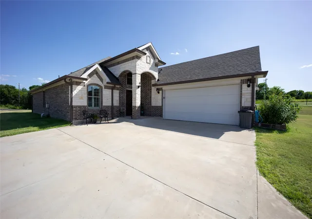 Photo 4 of Single family home for sale at 135 Turnberry Ln, Corsicana, TX 75110 | MLS# 21322384 | Listing updated on 2026-08-22