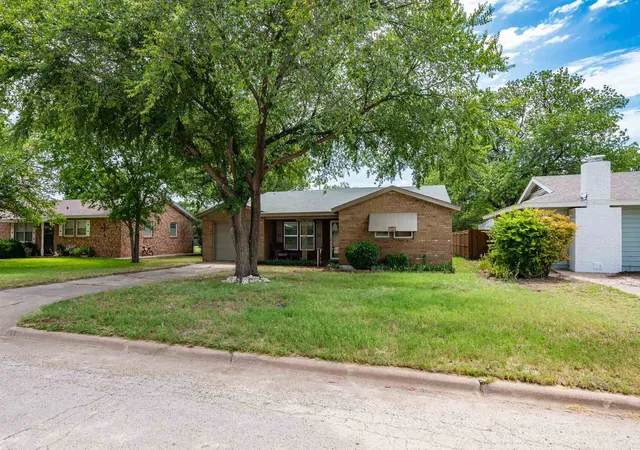 Single family home for sale at 909 S Anson, Stamford, TX 79553 | MLS# 21322784