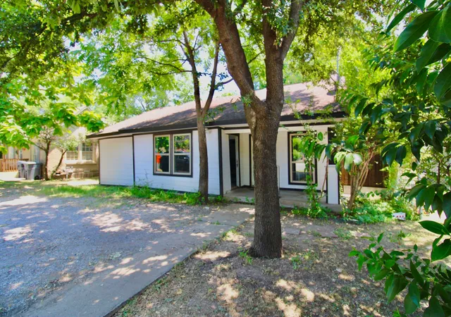 Photo 2 of Single family home for sale at 1206 S Edgefield Ave, Dallas, TX 75208 | MLS# 21322785 | Listing updated on 2026-08-05