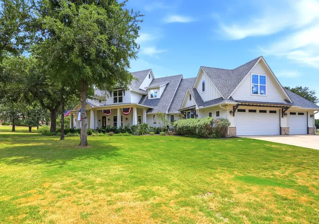 Photo 2 of Single family home for sale at 533 S Sugartree Dr, Lipan, TX 76462 | MLS# 21321982 | Listing updated on 2026-08-22