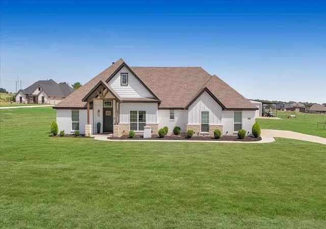 Photo 2 of Single family home for sale at 1005 Paradise Pkwy, Poolville, TX 76487 | MLS# 21318254 | Listing updated on 2026-07-11