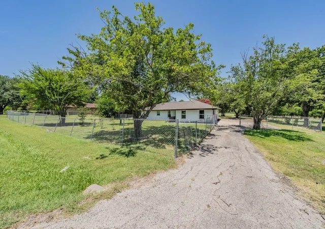 Photo 3 of Single family home for sale at 114 Wagon Wheel Ln, Wylie, TX 75098 | MLS# 21322539 | Listing updated on 2026-08-24
