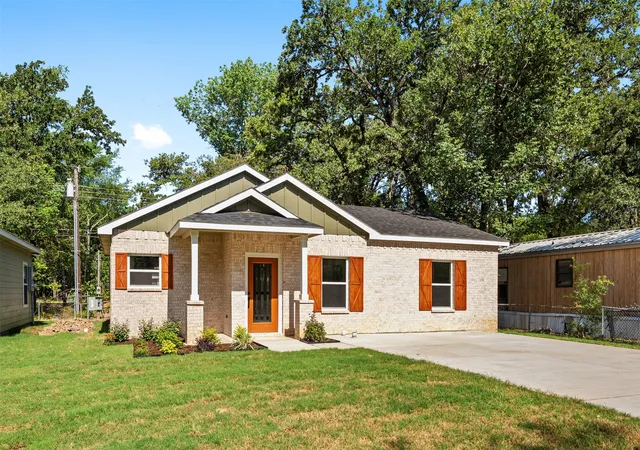 Photo 2 of Single family home for sale at 128 Arapaho Trl, Mabank, TX 75156 | MLS# 21322912 | Listing updated on 2026-09-24