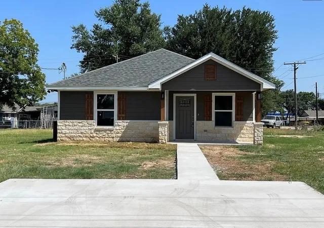 Single family home for sale at 709 W Evans St, Hearne, TX 77859 | MLS# 21322908