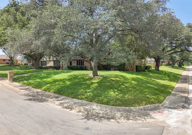 Photo 3 of Single family home for sale at 903 Green Rock Dr, Duncanville, TX 75137 | MLS# 21322939 | Listing updated on 2026-07-09