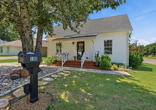 Photo 2 of Single family home for sale at 100 Buchanan St, Whitesboro, TX 76273 | MLS# 21322171 | Listing updated on 2026-09-04