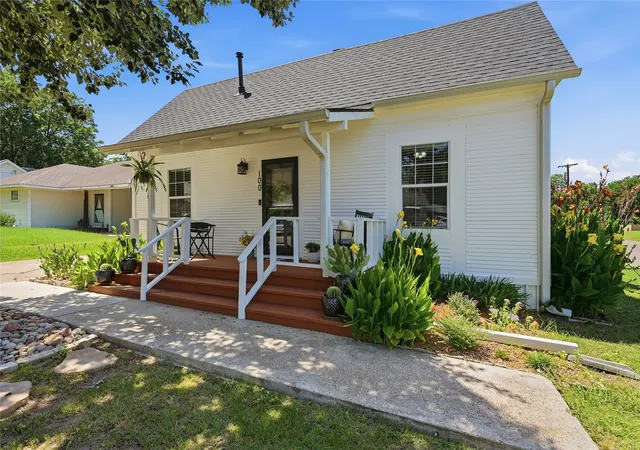 Photo 3 of Single family home for sale at 100 Buchanan St, Whitesboro, TX 76273 | MLS# 21322171 | Listing updated on 2026-09-04