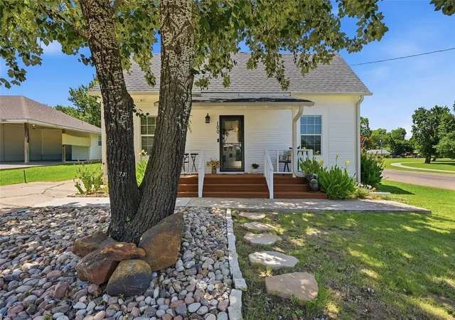 Photo 3 of Single family home for sale at 100 Buchanan St, Whitesboro, TX 76273 | MLS# 21322171 | Listing updated on 2026-09-04