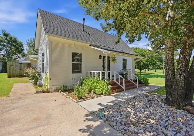 Photo 4 of Single family home for sale at 100 Buchanan St, Whitesboro, TX 76273 | MLS# 21322171 | Listing updated on 2026-09-04