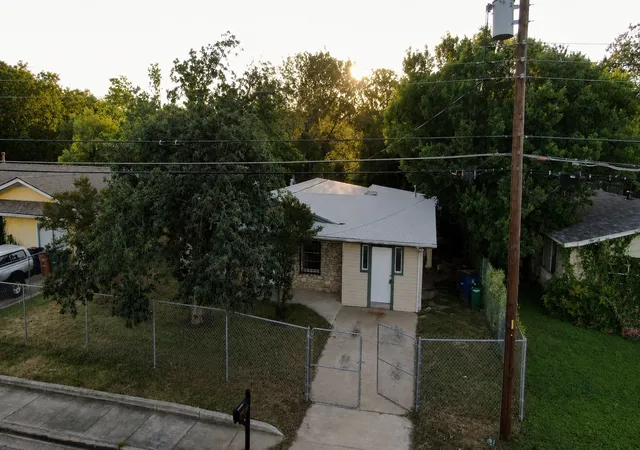 Photo 2 of Single family home for sale at 1060 Gardner Rd, Austin, TX 78721 | MLS# 21322973 | Listing updated on 2026-08-18