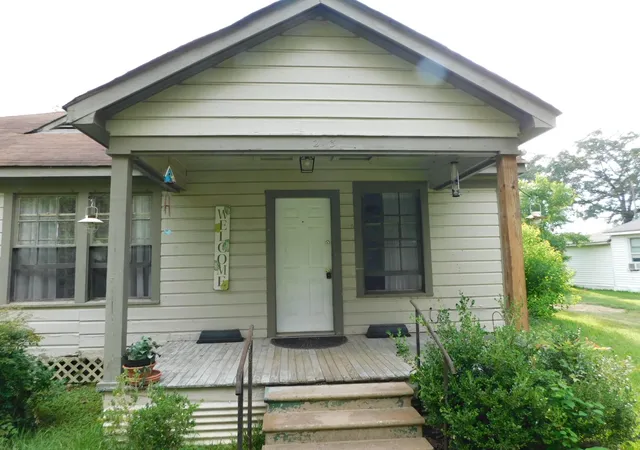 Photo 2 of Single family home for sale at 213 3rd St, Springhill, LA 71075 | MLS# 21323011 | Listing updated on 2026-08-26