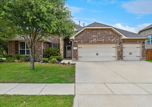 Photo 2 of Sale Pending at 8 Duskview Ln, Fort Worth, TX 76134 | MLS# 21322191 | Listing updated on 2026-08-28