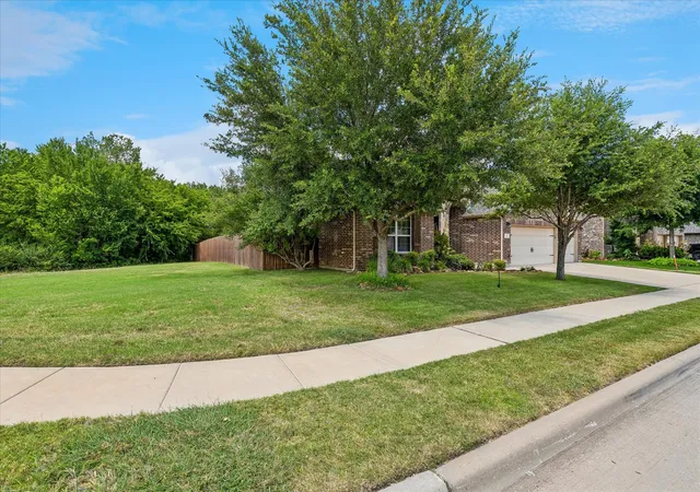 Photo 3 of Sale Pending at 8 Duskview Ln, Fort Worth, TX 76134 | MLS# 21322191 | Listing updated on 2026-08-28