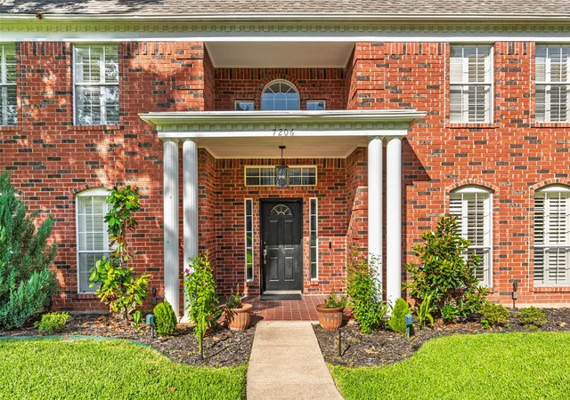Photo 3 of Sale Pending at 7206 Forestwind Ct, Arlington, TX 76001 | MLS# 21322528 | Listing updated on 2026-08-03