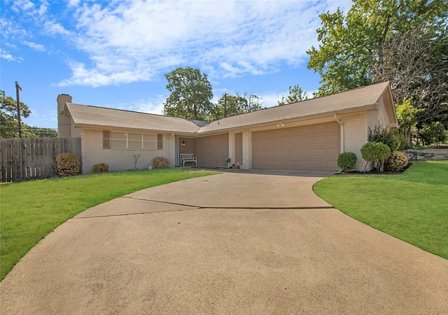 Photo 1 of Single family home for sale at 2507 Jewell Dr, Arlington, TX 76016 | MLS# 21322410 | Listing updated on 2026-08-22