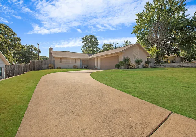 Photo 2 of Single family home for sale at 2507 Jewell Dr, Arlington, TX 76016 | MLS# 21322410 | Listing updated on 2026-08-22