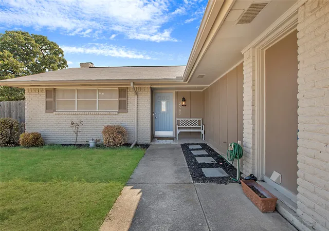 Photo 3 of Single family home for sale at 2507 Jewell Dr, Arlington, TX 76016 | MLS# 21322410 | Listing updated on 2026-08-22