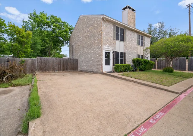 Photo 3 of Townhouse for sale at 139 Graystone Pl, Duncanville, TX 75137 | MLS# 21322979 | Listing updated on 2026-07-07