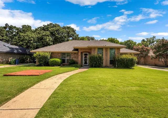 Photo 1 of Single family home for sale at 42 Indian Trl, Lake Dallas, TX 75065 | MLS# 21319844 | Listing updated on 2026-08-03