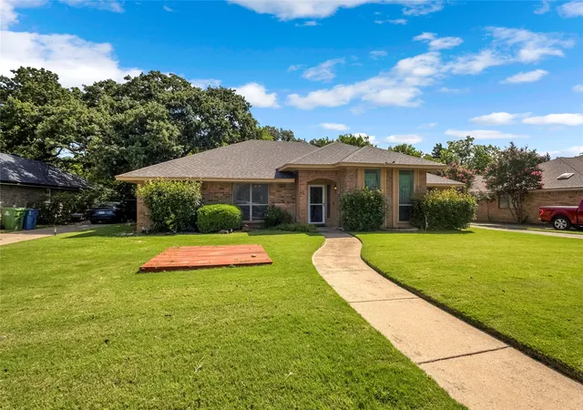 Photo 2 of Single family home for sale at 42 Indian Trl, Lake Dallas, TX 75065 | MLS# 21319844 | Listing updated on 2026-08-03