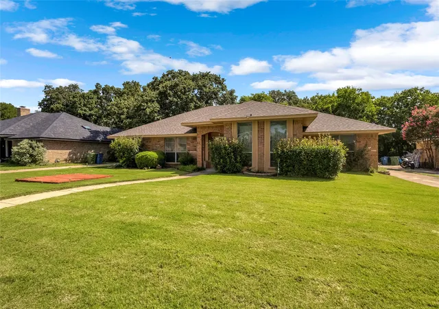 Photo 3 of Single family home for sale at 42 Indian Trl, Lake Dallas, TX 75065 | MLS# 21319844 | Listing updated on 2026-08-03