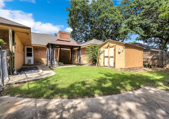 Photo 3 of Single family home for sale at 42 Indian Trl, Lake Dallas, TX 75065 | MLS# 21319844 | Listing updated on 2026-10-03