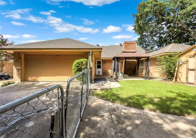 Photo 4 of Single family home for sale at 42 Indian Trl, Lake Dallas, TX 75065 | MLS# 21319844 | Listing updated on 2026-10-03
