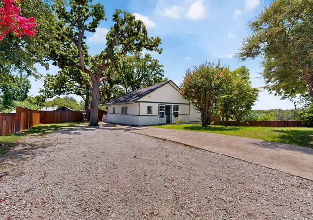 Photo 3 of Single family home for sale at 908 W Heron St, Denison, TX 75020 | MLS# 21323194 | Listing updated on 2026-09-03