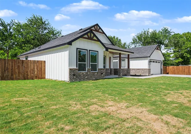 2nd image of 113 Dennis Dr, Azle, TX 76020 | MLS# 21309539