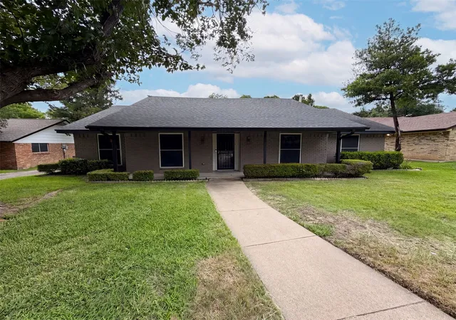 Photo 1 of Sale Pending at 316 Brookwood Dr, De Soto, TX 75115 | MLS# 21323334 | Listing updated on 2026-08-28