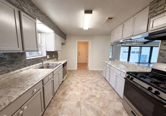 Photo 2 of Sale Pending at 316 Brookwood Dr, De Soto, TX 75115 | MLS# 21323334 | Listing updated on 2026-08-28