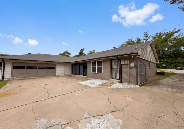 Photo 4 of Sale Pending at 316 Brookwood Dr, De Soto, TX 75115 | MLS# 21323334 | Listing updated on 2026-08-28