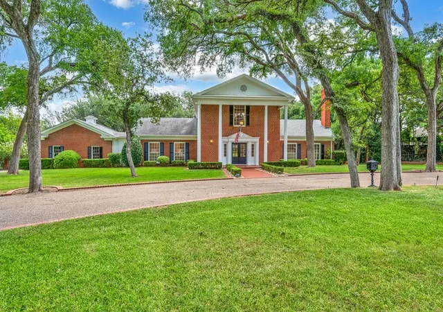 Photo 1 of Single family home for sale at 2825 Lake Air Dr, Waco, TX 76710 | MLS# 21319994 | Listing updated on 2026-08-28