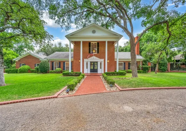 Photo 3 of Single family home for sale at 2825 Lake Air Dr, Waco, TX 76710 | MLS# 21319994 | Listing updated on 2026-08-28