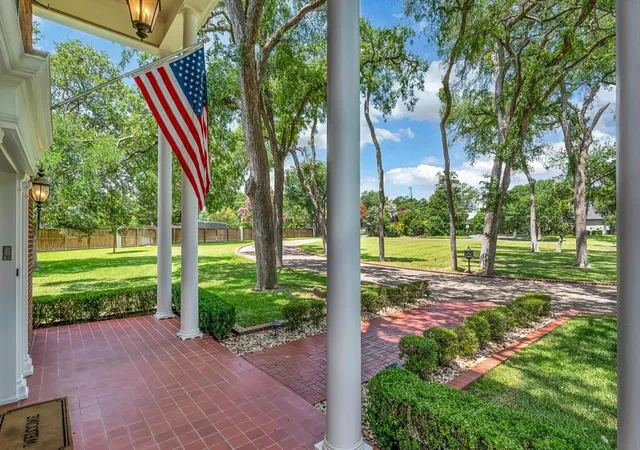 Photo 3 of Sale Pending at 2825 Lake Air Dr, Waco, TX 76710 | MLS# 21319994 | Listing updated on 2026-10-06