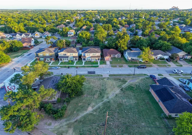 Photo 2 of Sale Pending at 1125 E Broadway Ave, Fort Worth, TX 76104 | MLS# 21323424 | Listing updated on 2026-07-24