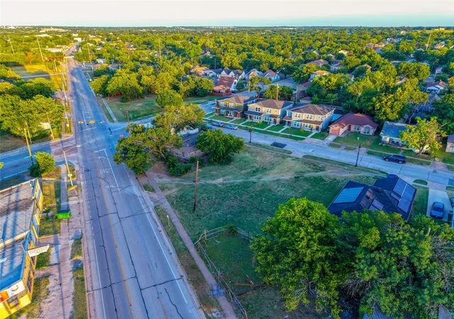 Photo 3 of Sale Pending at 1125 E Broadway Ave, Fort Worth, TX 76104 | MLS# 21323424 | Listing updated on 2026-07-24