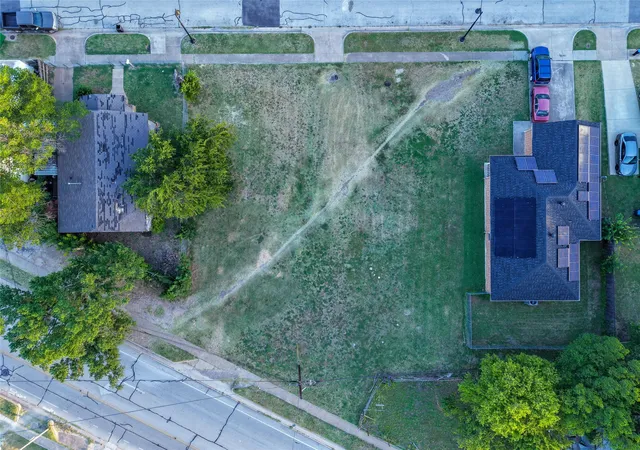 Photo 3 of Sale Pending at 1125 E Broadway Ave, Fort Worth, TX 76104 | MLS# 21323424 | Listing updated on 2026-07-24
