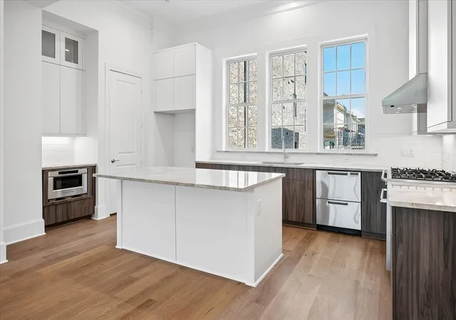 Photo 1 of Townhouse for sale at 6019 Laurel Ln, Addison, TX 75001 | MLS# 21323585 | Listing updated on 2026-07-07