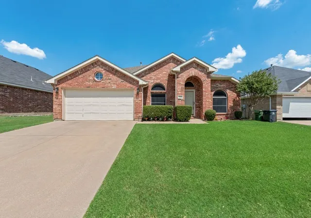 Photo 1 of Sale Pending at 7711 Pittsford Ln, Arlington, TX 76002 | MLS# 21323605 | Listing updated on 2026-07-27