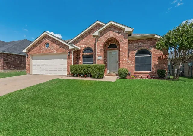 Photo 3 of Sale Pending at 7711 Pittsford Ln, Arlington, TX 76002 | MLS# 21323605 | Listing updated on 2026-07-27