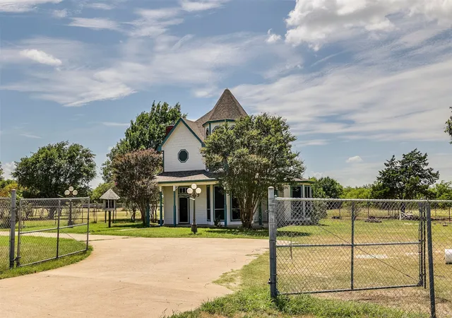 Photo 3 of Single family home for sale at 6712 Sundance Cir, Joshua, TX 76058 | MLS# 21323648 | Listing updated on 2026-07-10